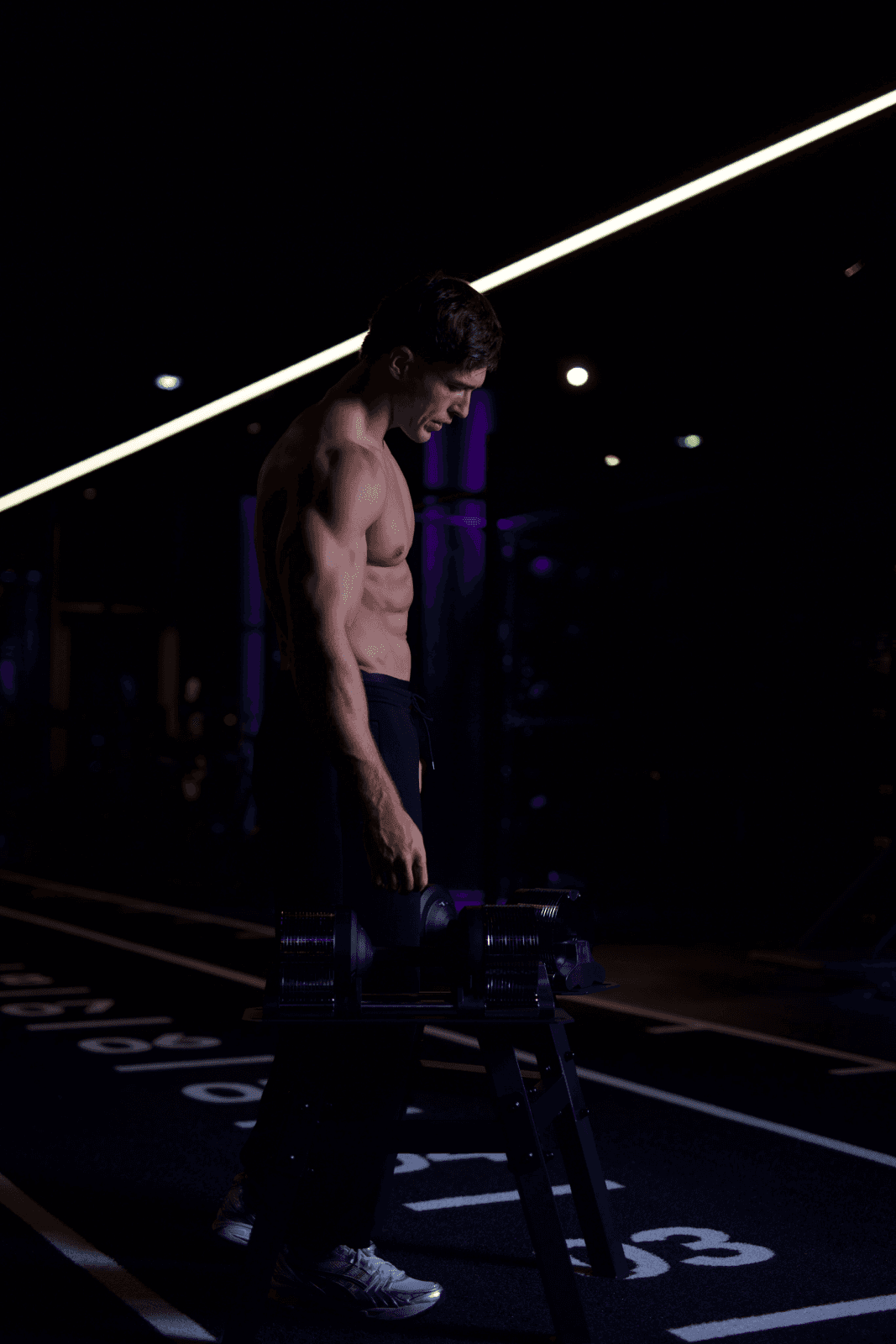 Athlet nimmt eine Eternal Fitness Hantel vom Ständer